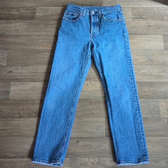 Levi's 501 Original Cropped Blue Medium Wash Denim Jean Size 27 x 28 - Picture 2 of 9